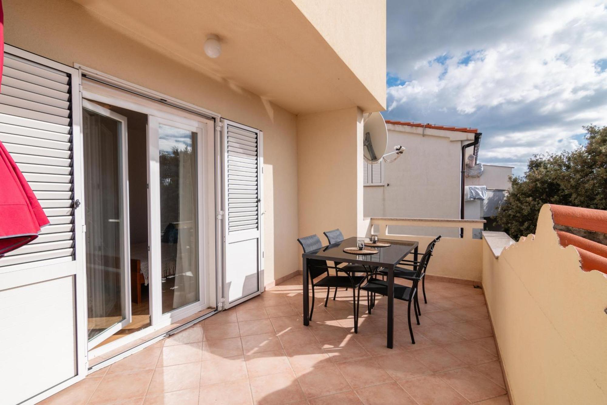 Apartments With A Parking Space Mandre, Pag - 18748 Kolan Exterior photo